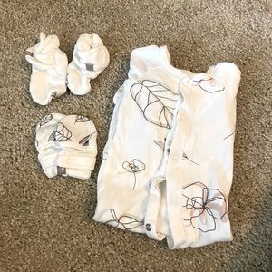 Newborn goumi gown with mittens and boots